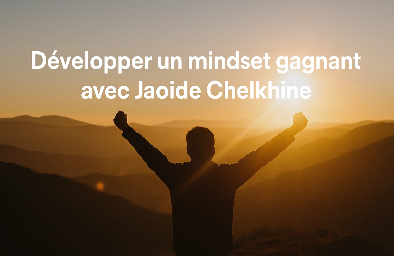 Homme célébrant la réussite sur une montagne au coucher du soleil – illustration de la transformation intérieure vers un mindset gagnant avec Jaoide Chelkhine